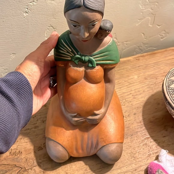 Accent piece Expecting Mother with Child - Picture 3 of 8